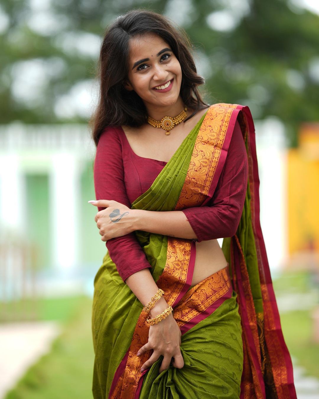 Deepthi Sunaina Stunning Green Saree Photos