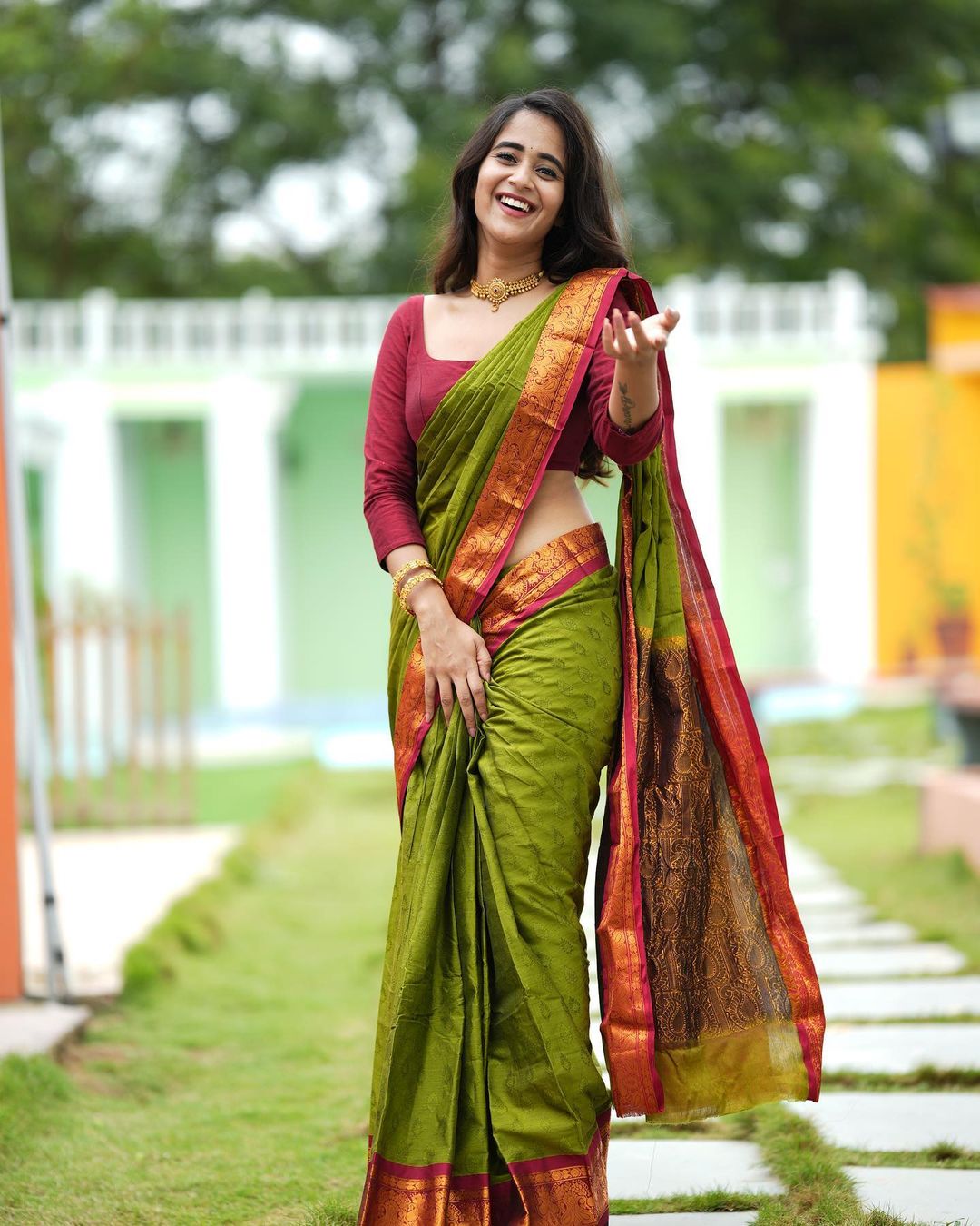 Deepthi Sunaina Stunning Green Saree Photos