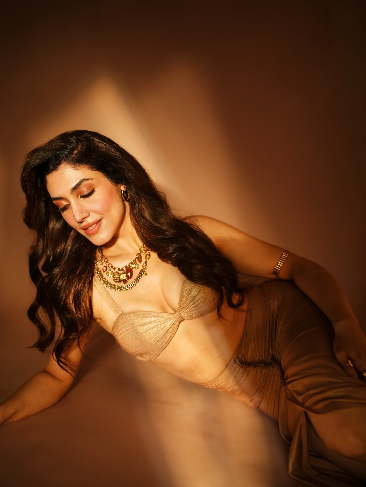 Delbar Arya Owns the Spotlight in a Masterclass of Modern Glamour