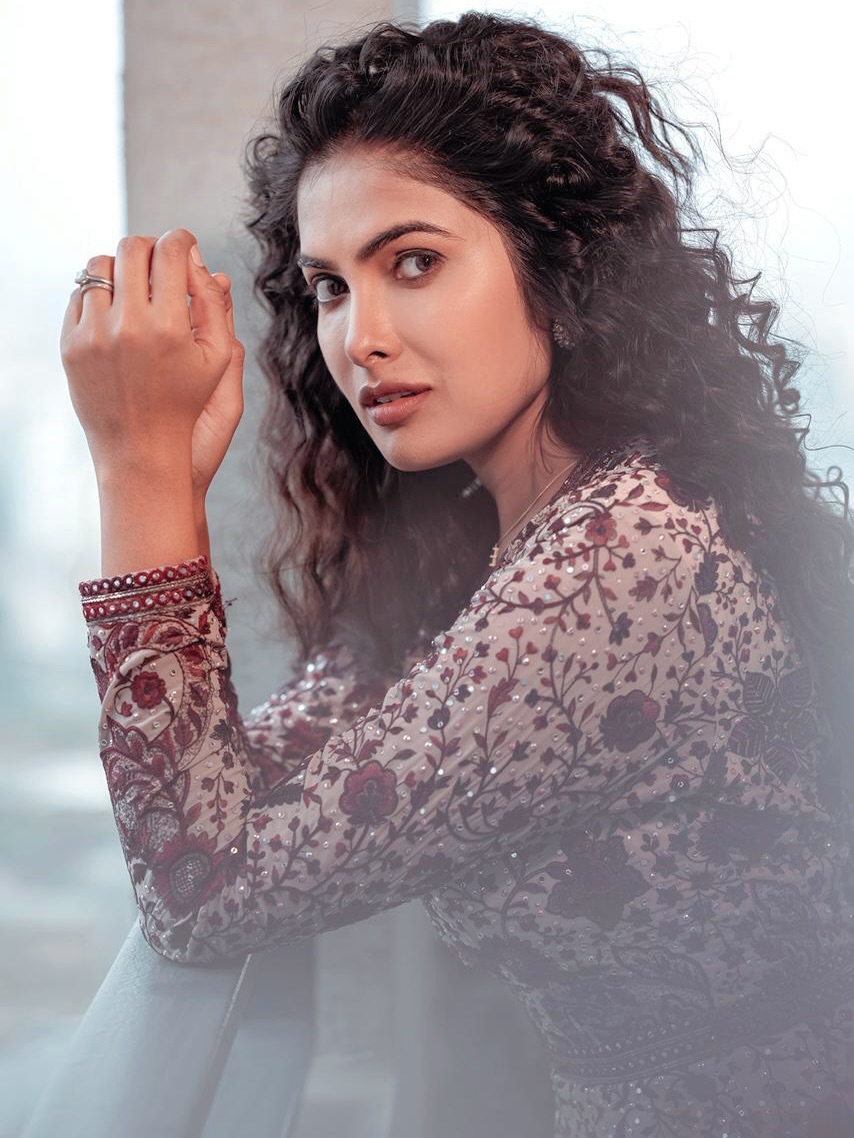 Effortless Ethnic Glamour: Divi Vadthya Redefines Modern Indian Style