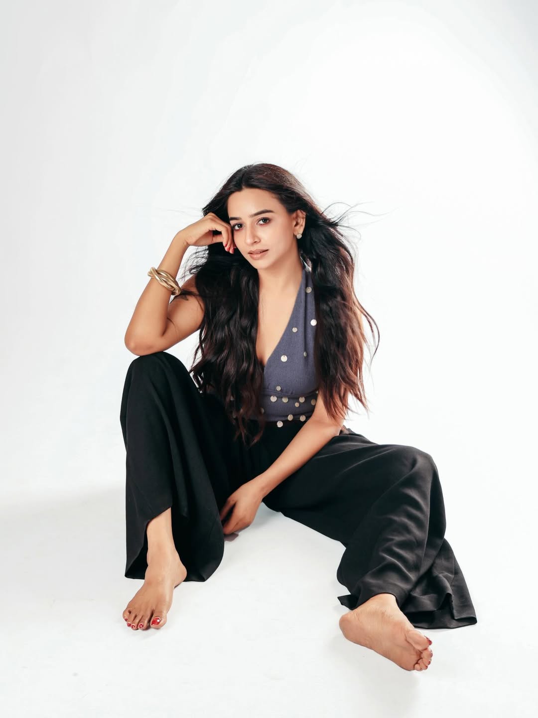 Divya Ganesan Shares Stunning Photos Drawing Mass Attention