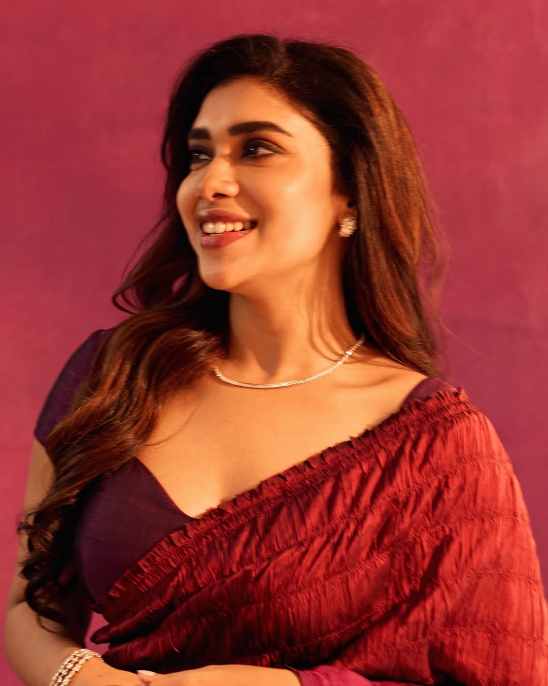 Dushara Vijayan's Viral Photos: The Latest Bollywood Glamour