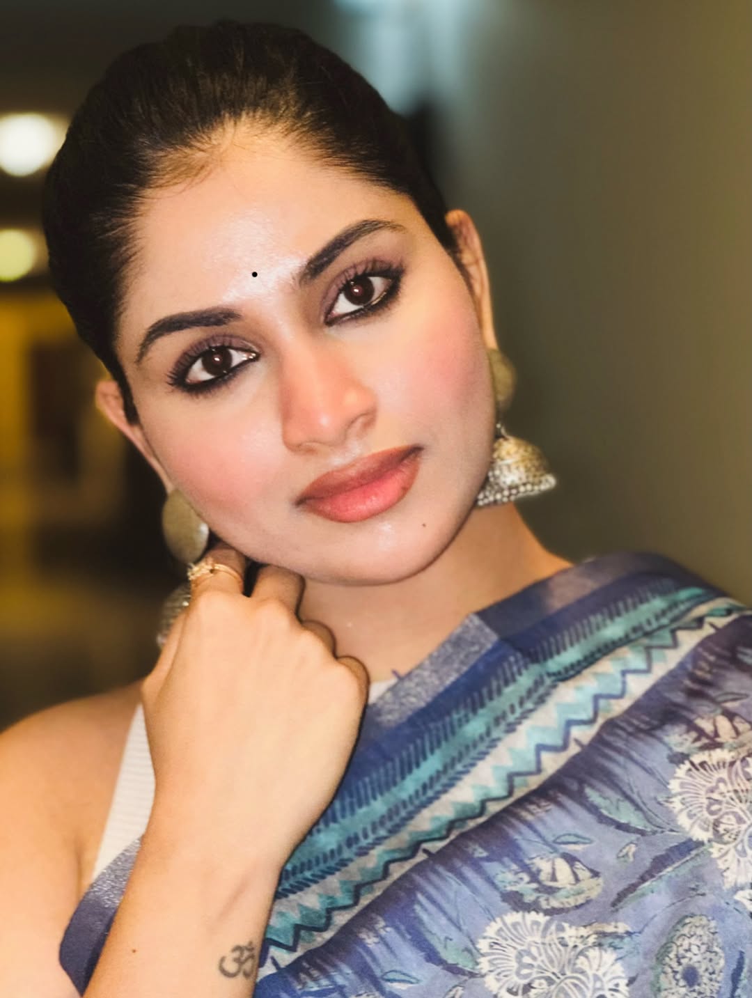 Shivani Narayanan’s Stunning Blue & White Ethnic Glamour Photoshoot!
