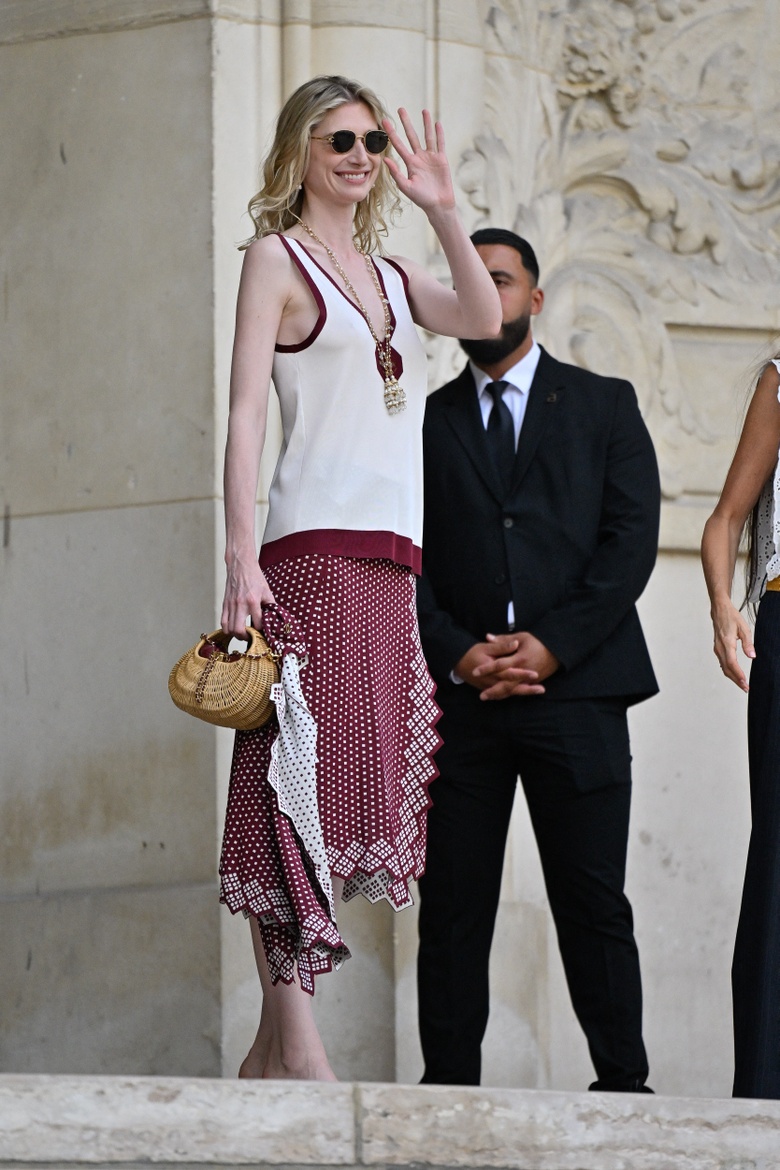 Elizabeth Debicki shines in a breathtaking ensemble while attending Chanel Haute Couture Fall-Winter 2026-27 in Paris.