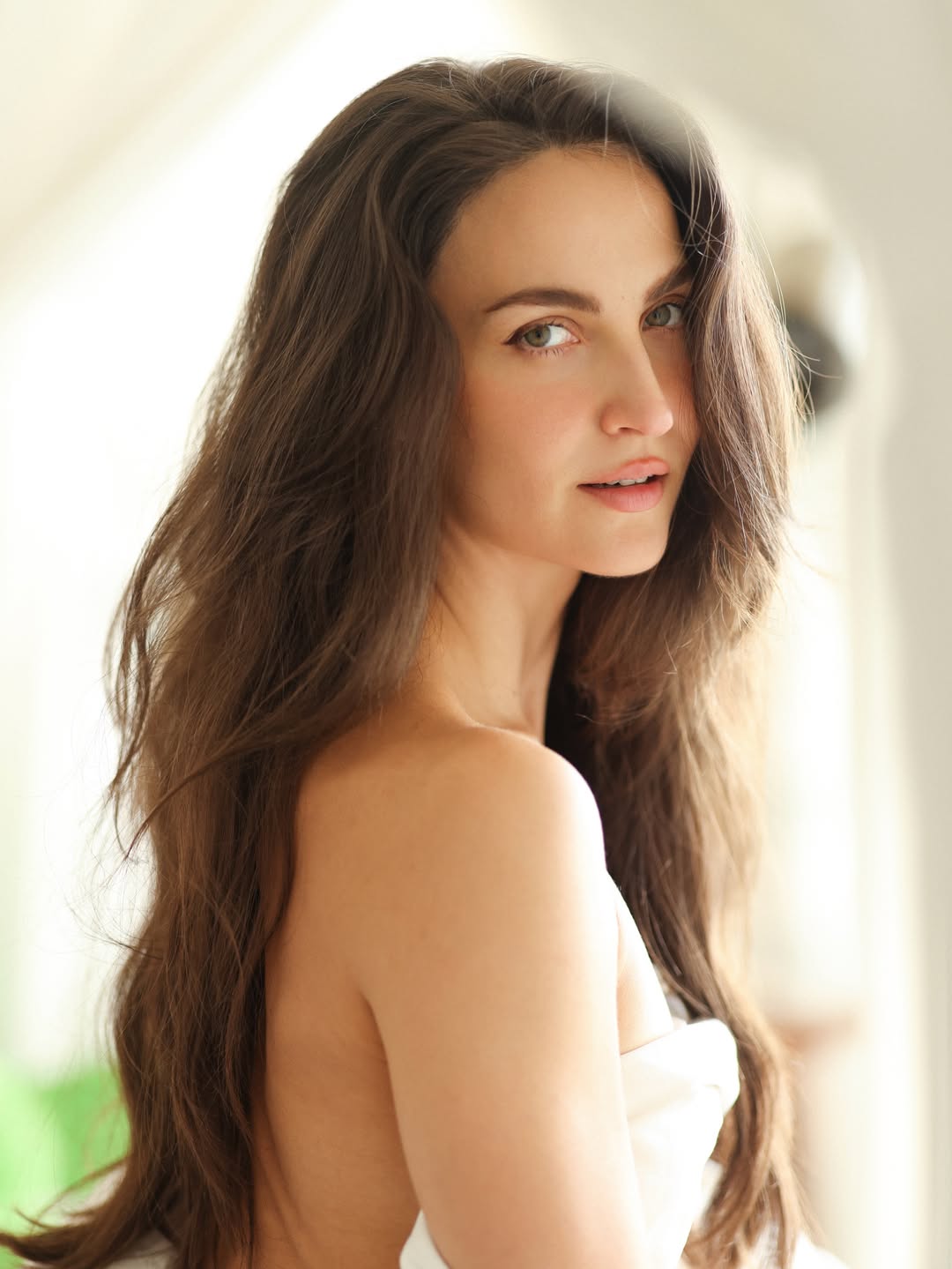 Elli AvrRam's Ethereal White Linen Look Defines Modern Luxury Fashion