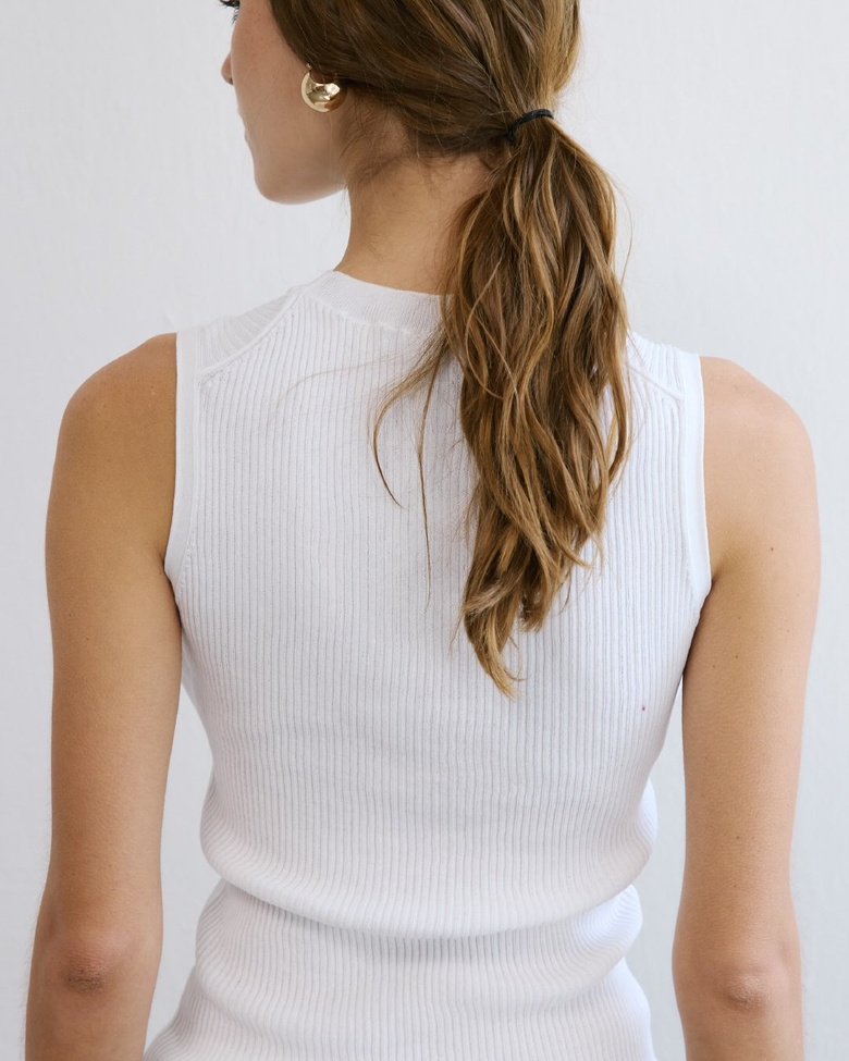Emily Feld showcases a beautiful latest collection for the brand Atelier38. - Photos & Updates