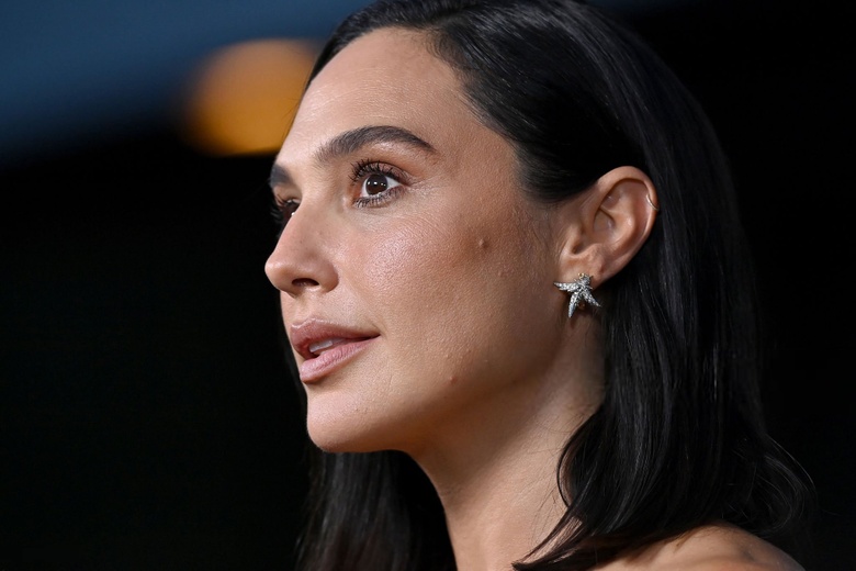 Gal Gadot Radiates Hollywood Glamour at Premiere Event