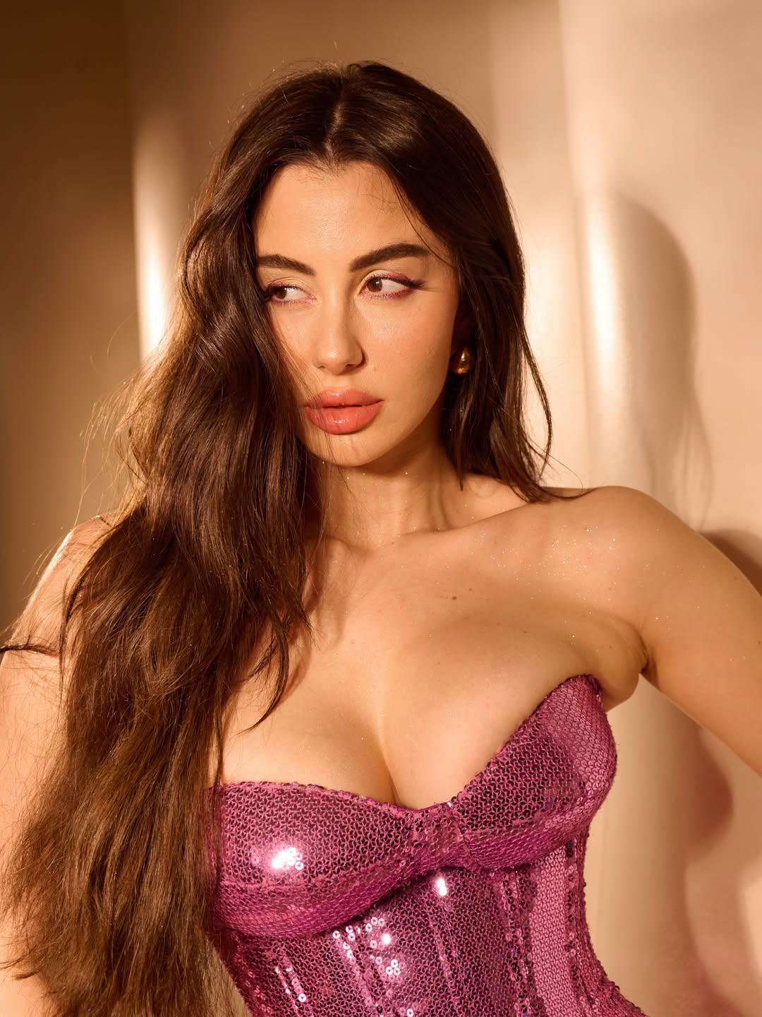 Giorgia Andriani shines in shimmering pink sequins, paired with an elegant satin mini skirt.