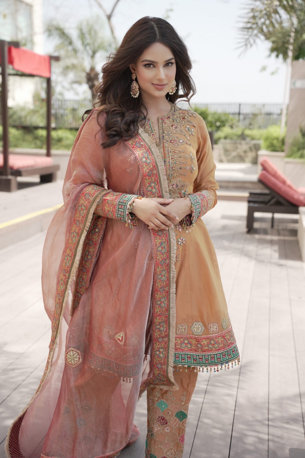 Harnaaz Kaur Sandhu Stuns in Elegant Festive Glamour!