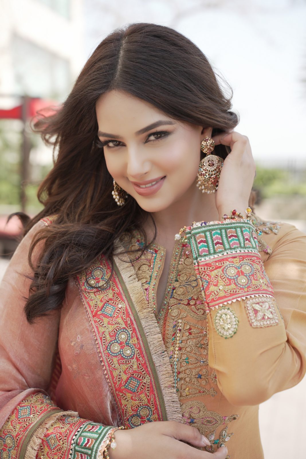 Harnaaz Kaur Sandhu Stuns in Elegant Festive Glamour!