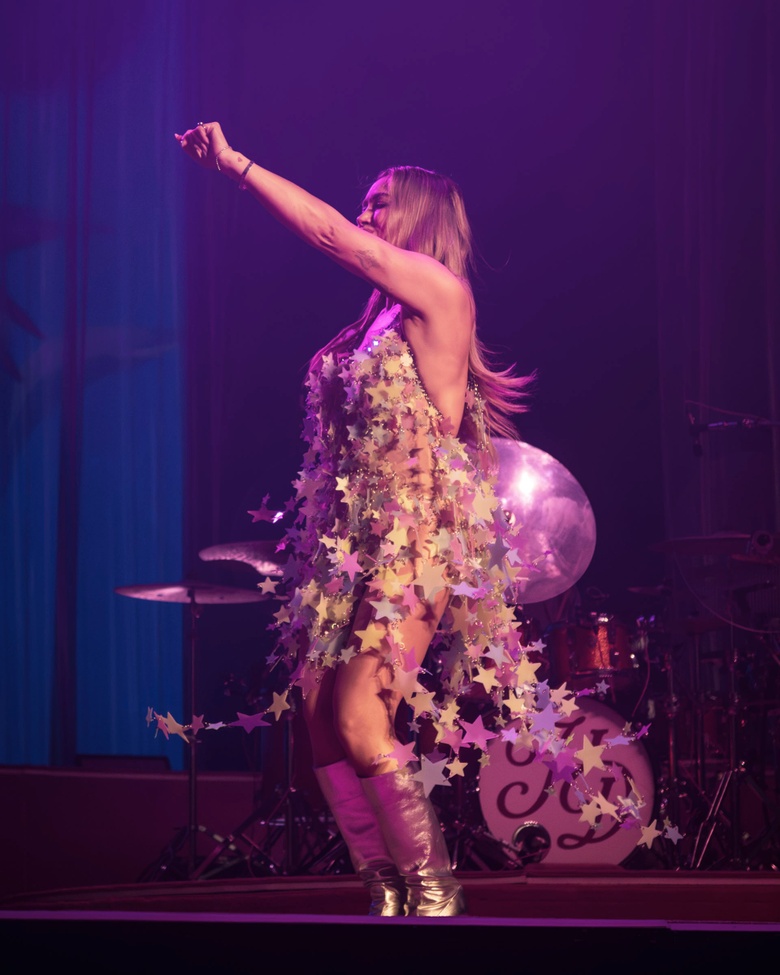 Hilary Duff’s Effortless Glamour: Shining Bright at Hollywood Events!