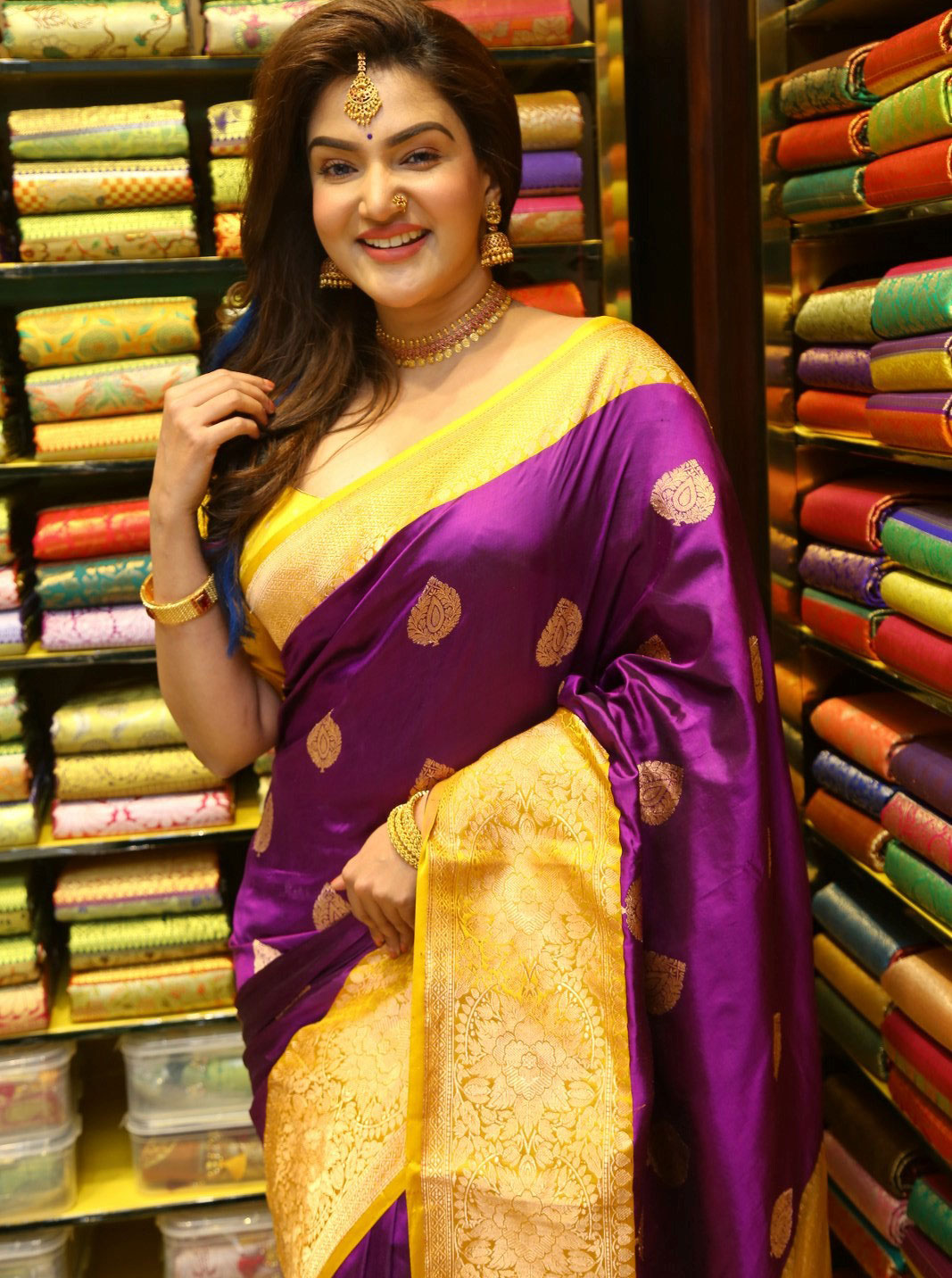 Honey Rose Stunning Latest Saree Photos and Glamour