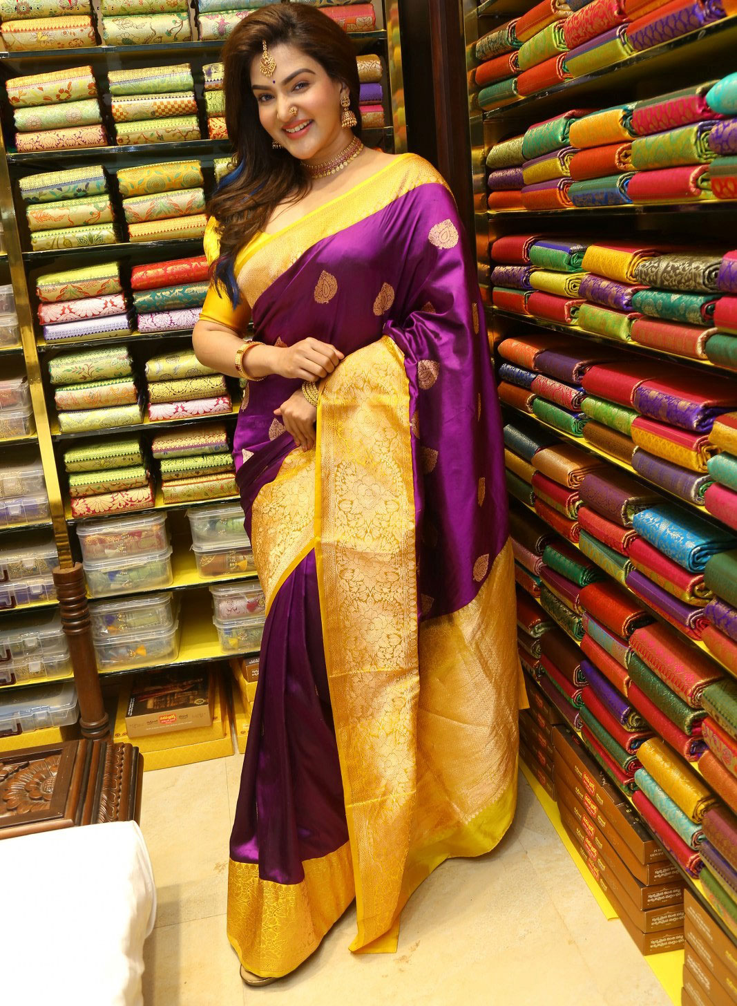 Honey Rose Stunning Latest Saree Photos and Glamour