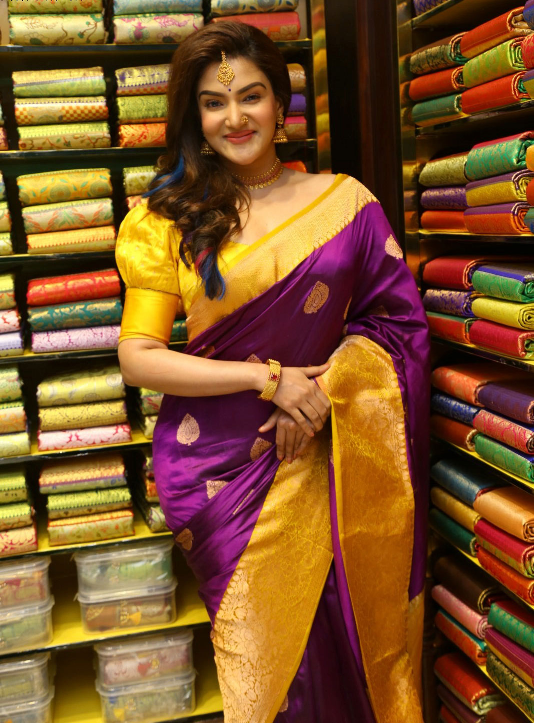 Honey Rose Stunning Latest Saree Photos and Glamour