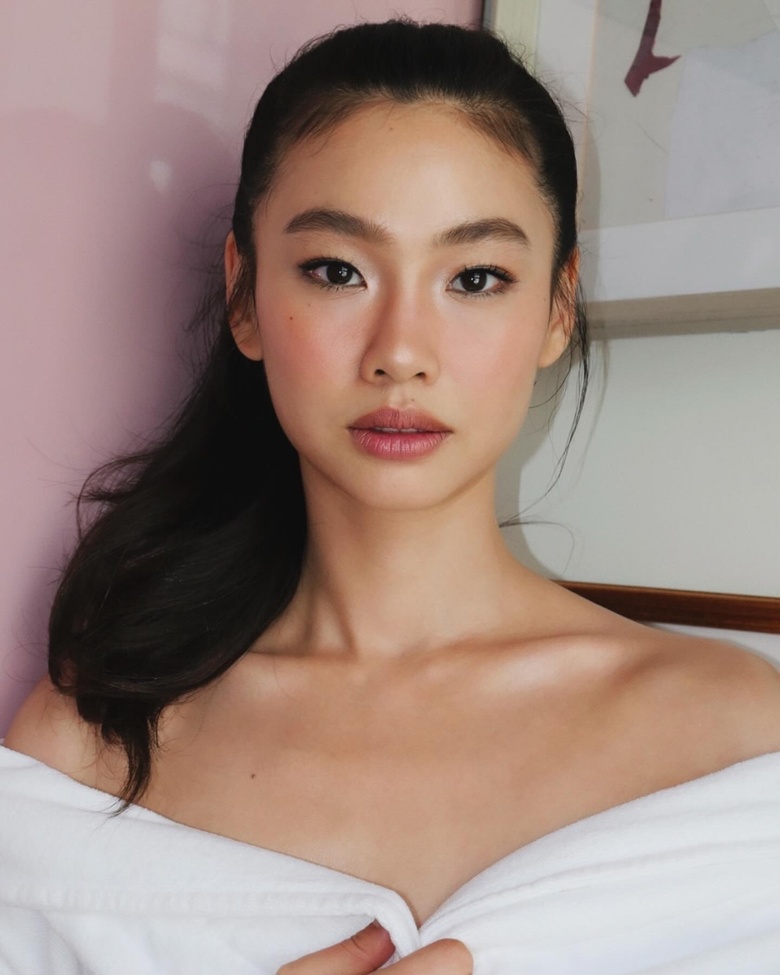 Hoyeon Jung Brings Effortless Chic to the Red Carpet Moment