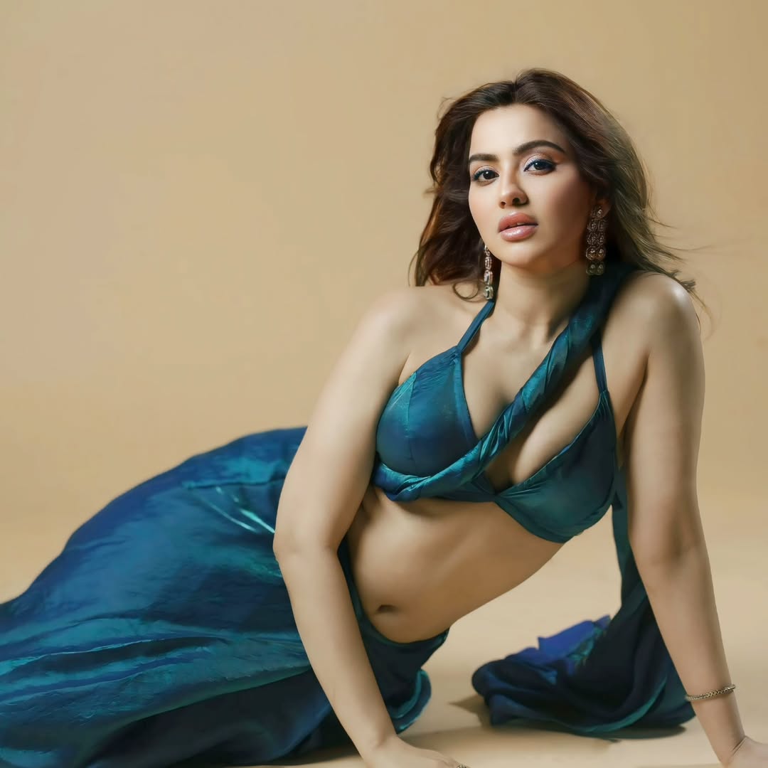 Hritiqa Chheber's Metallic Teal Saree Redefines Modern Glamour