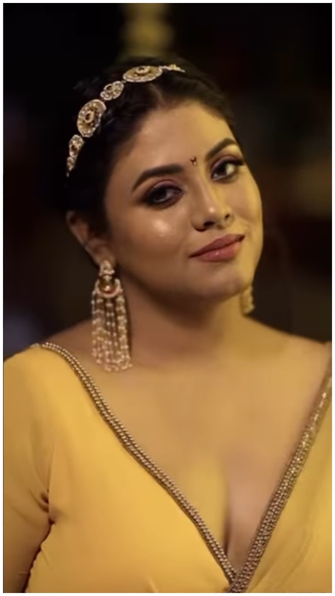 Ineya's Stunning Yellow Dress Photos Trending Across Social Media