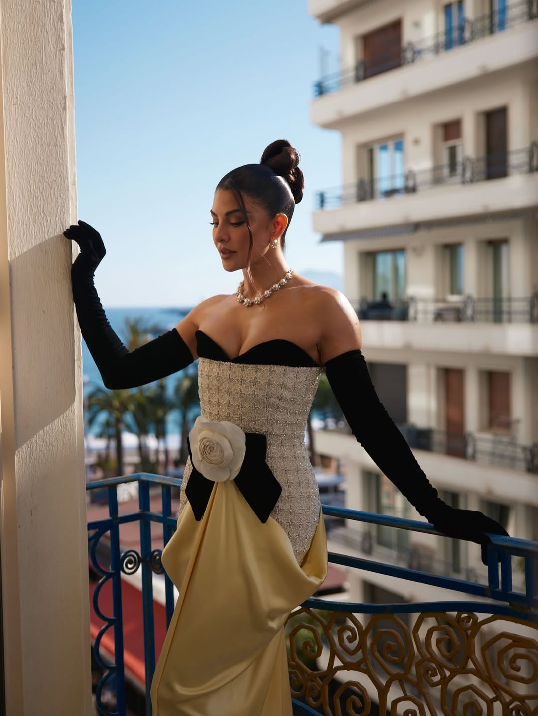 Jacqueline Fernandez: Sunshine & Glamour in Stunning Looks