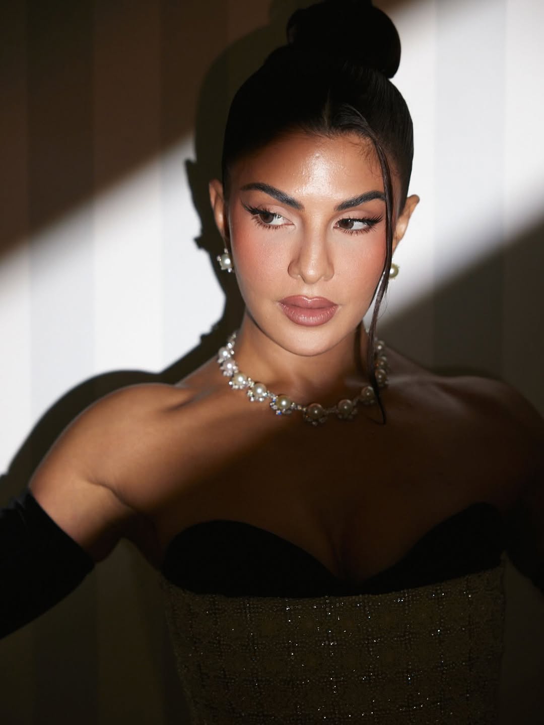 Jacqueline Fernandez: Sunshine & Glamour in Stunning Looks