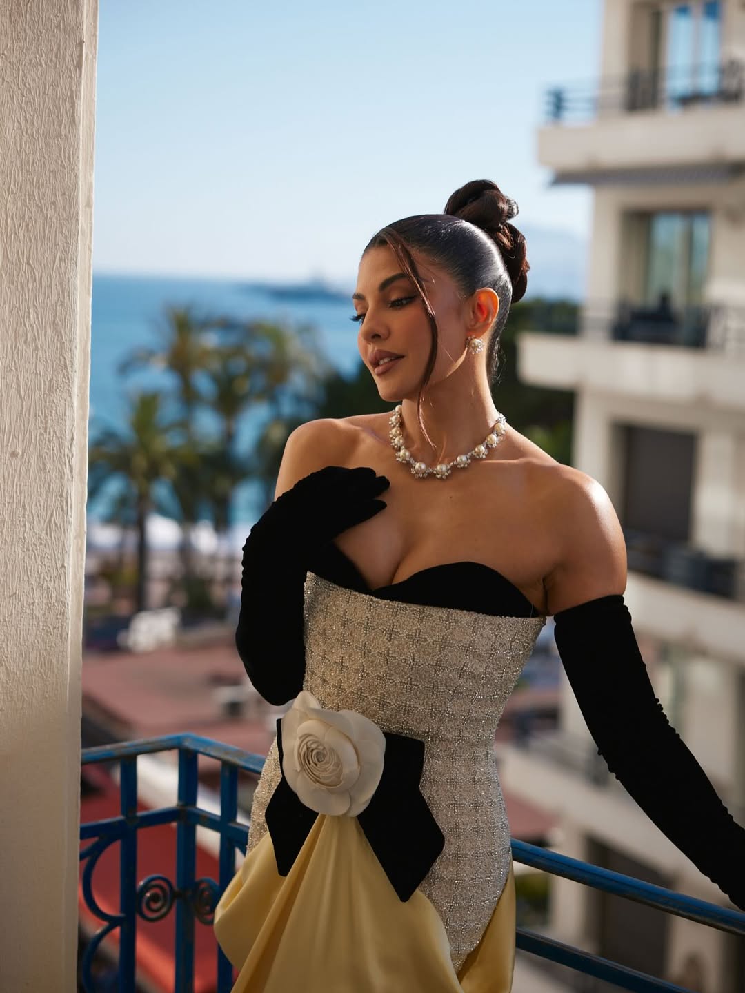 Jacqueline Fernandez: Sunshine & Glamour in Stunning Looks