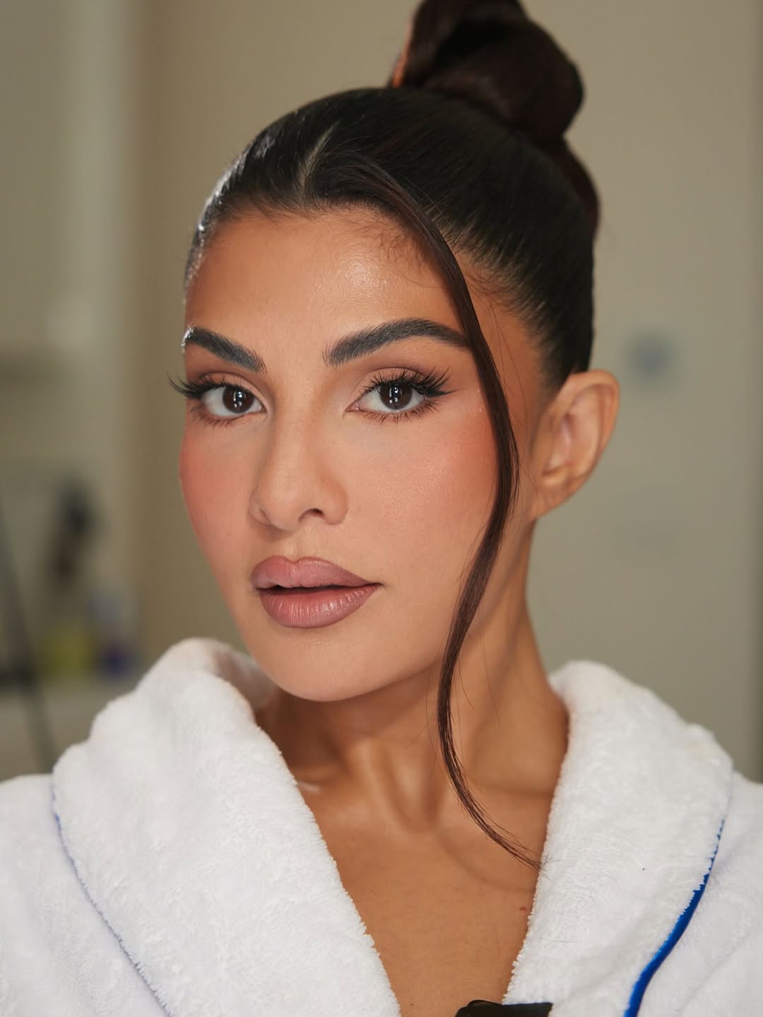 Jacqueline Fernandez: Sunshine & Glamour in Stunning Looks