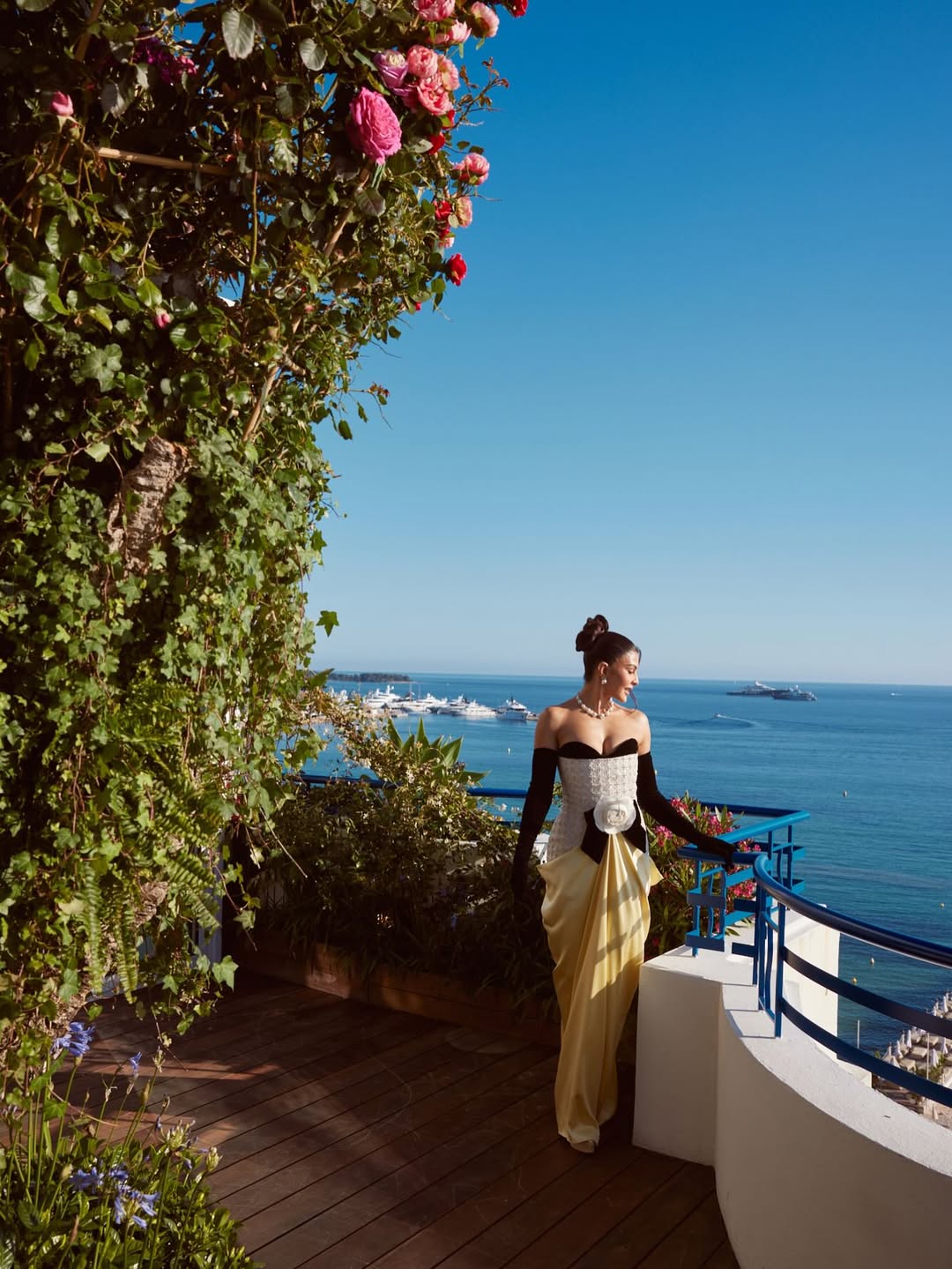 Jacqueline Fernandez: Sunshine & Glamour in Stunning Looks