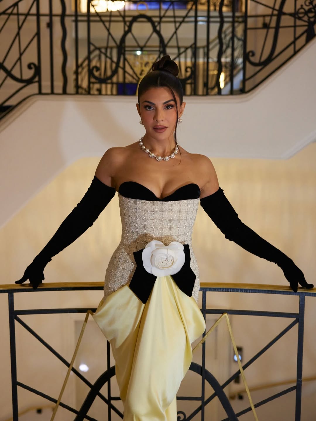 Jacqueline Fernandez: Sunshine & Glamour in Stunning Looks