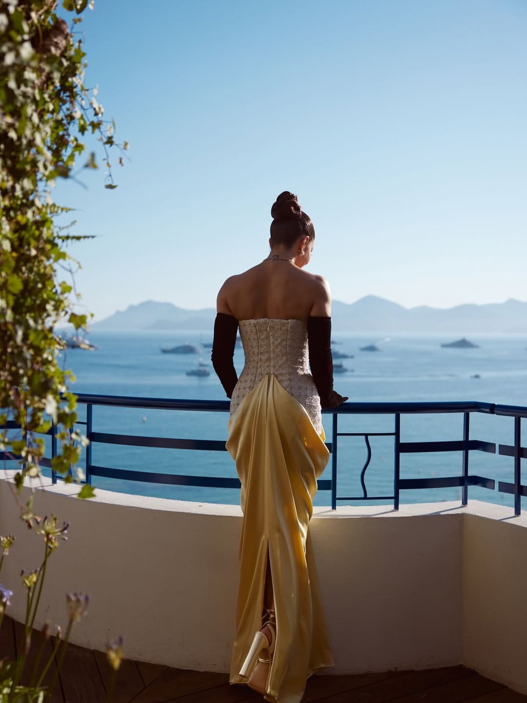 Jacqueline Fernandez: Sunshine & Glamour in Stunning Looks
