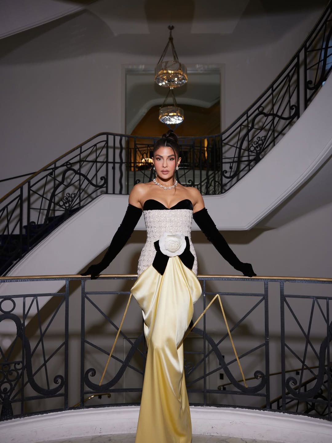 Jacqueline Fernandez: Sunshine & Glamour in Stunning Looks
