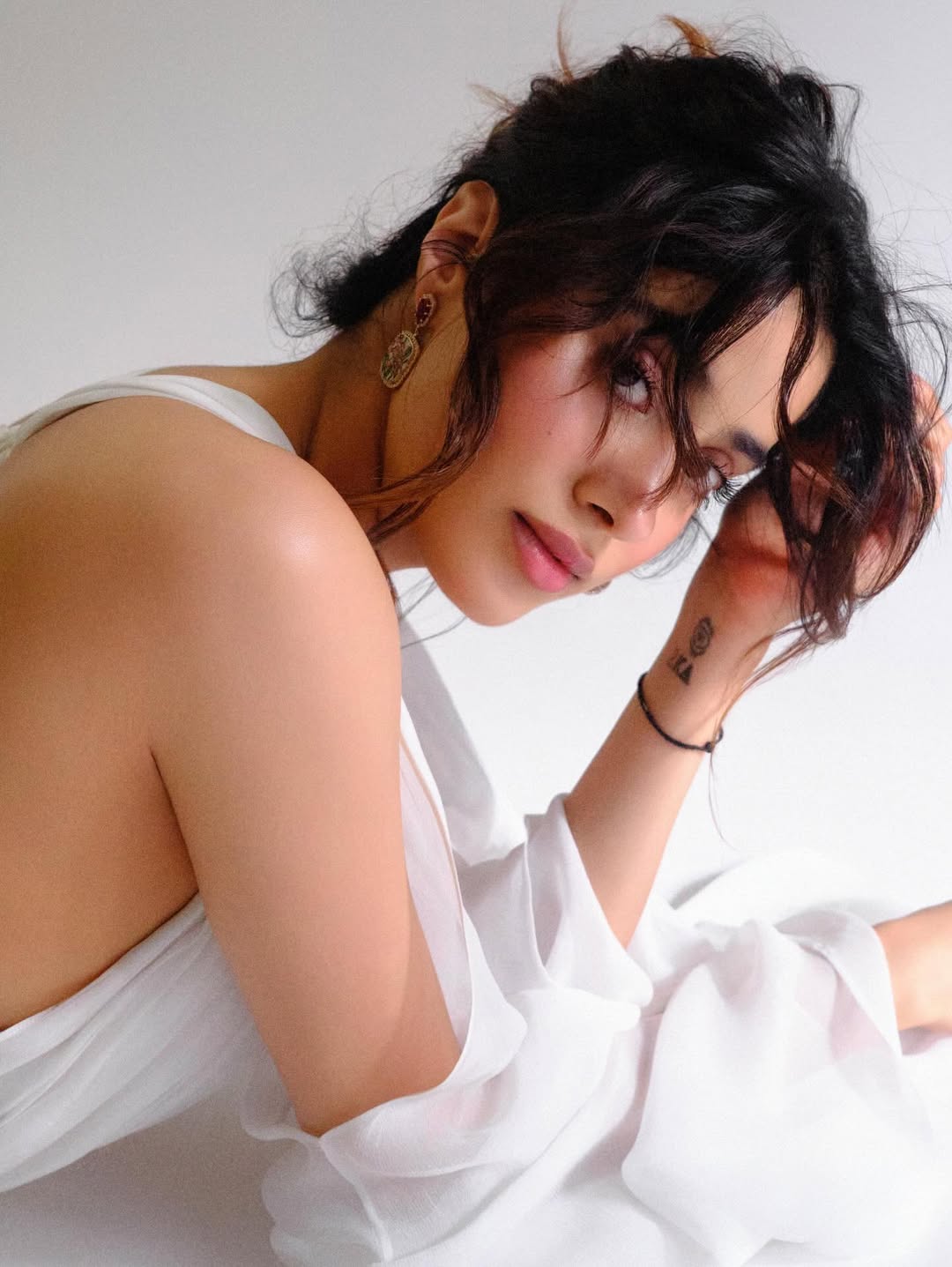 Janhvi Kapoor's White Backless Magic Redefines Modern Glamour