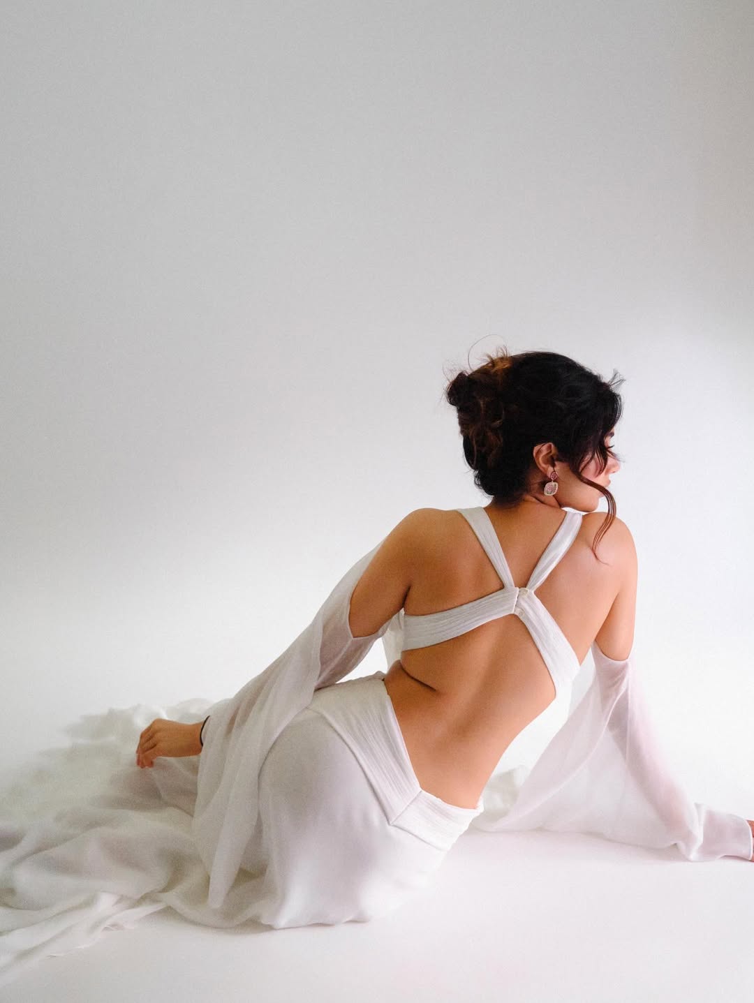 Janhvi Kapoor's White Backless Magic Redefines Modern Glamour