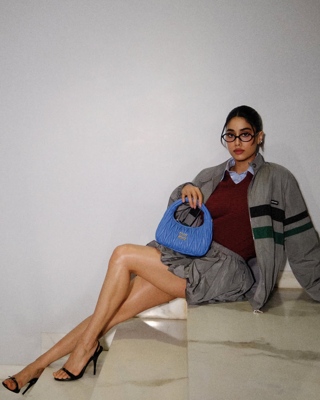 Janhvi Kapoor's Stunning Style Takes Bollywood by Storm!