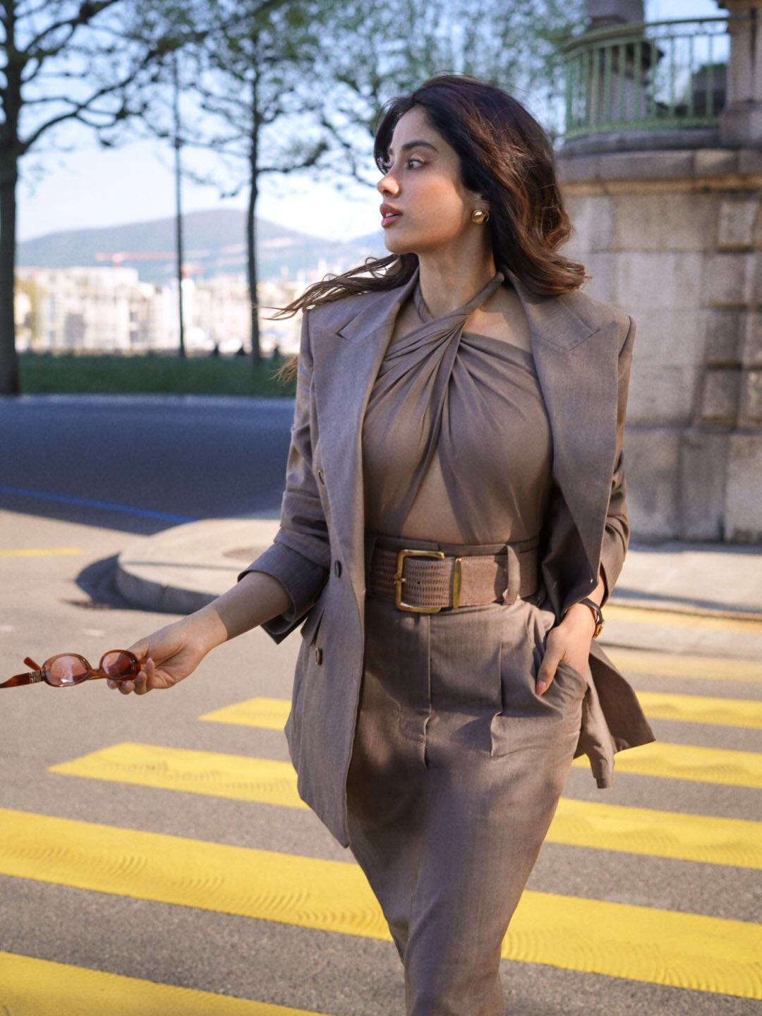 Janhvi Kapoor's Earthy Elegance: A Photo Gallery
