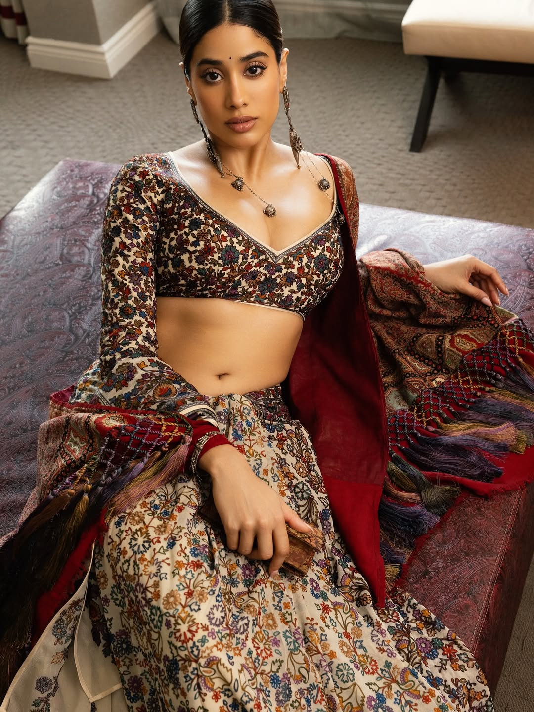 Janhvi Kapoor Dazzles in Purple Gown!