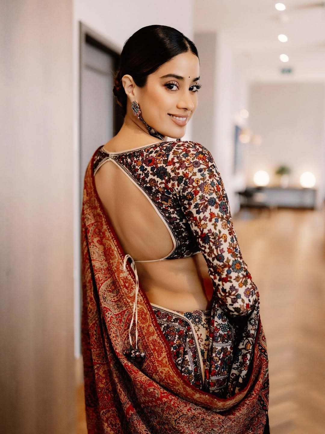 Janhvi Kapoor Dazzles in Purple Gown!