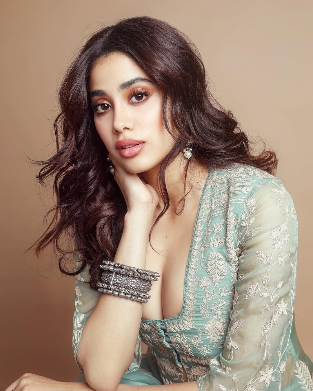 Janhvi Kapoor Dazzles in Purple Gown!