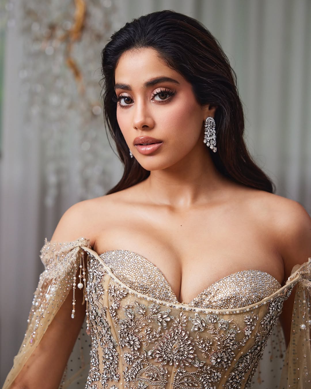 Janhvi Kapoor Dazzles in Purple Gown!