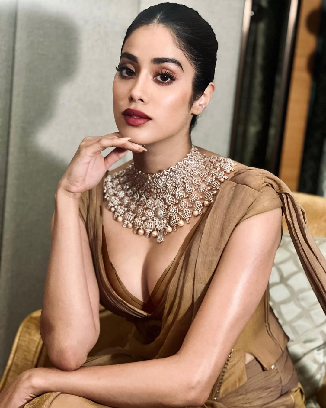 Janhvi Kapoor Dazzles in Purple Gown!