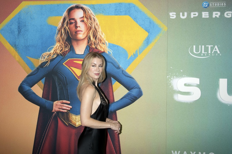 Jennifer Holland Steals the Show Red Carpet Glamour at Major Hollywood Premiere!
