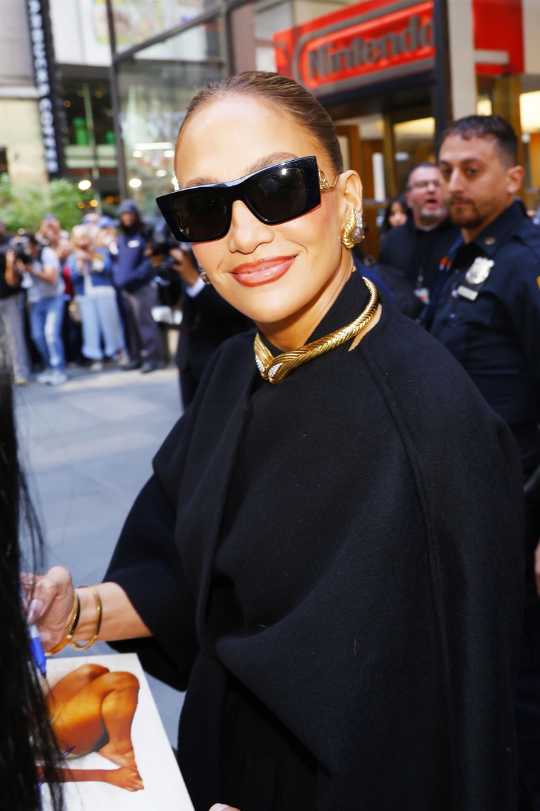 JLo's Stunning Fashion Moments: A Glamorous Photo Gallery