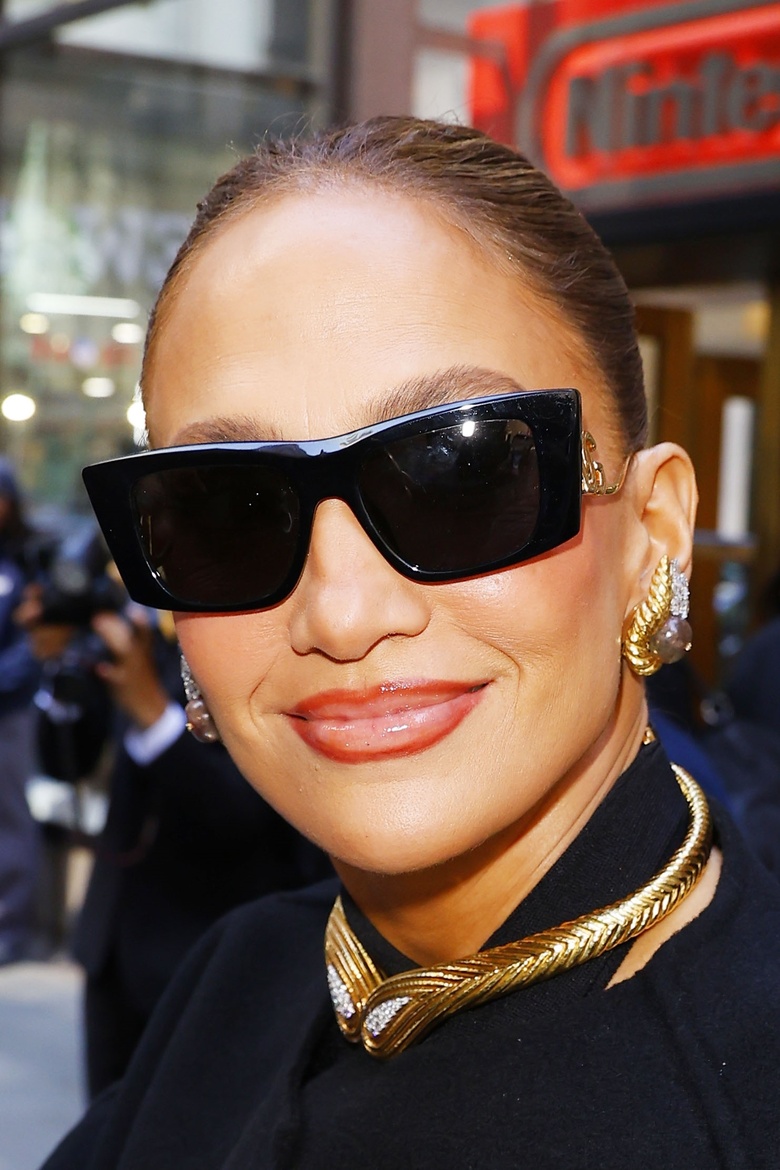 JLo's Stunning Fashion Moments: A Glamorous Photo Gallery