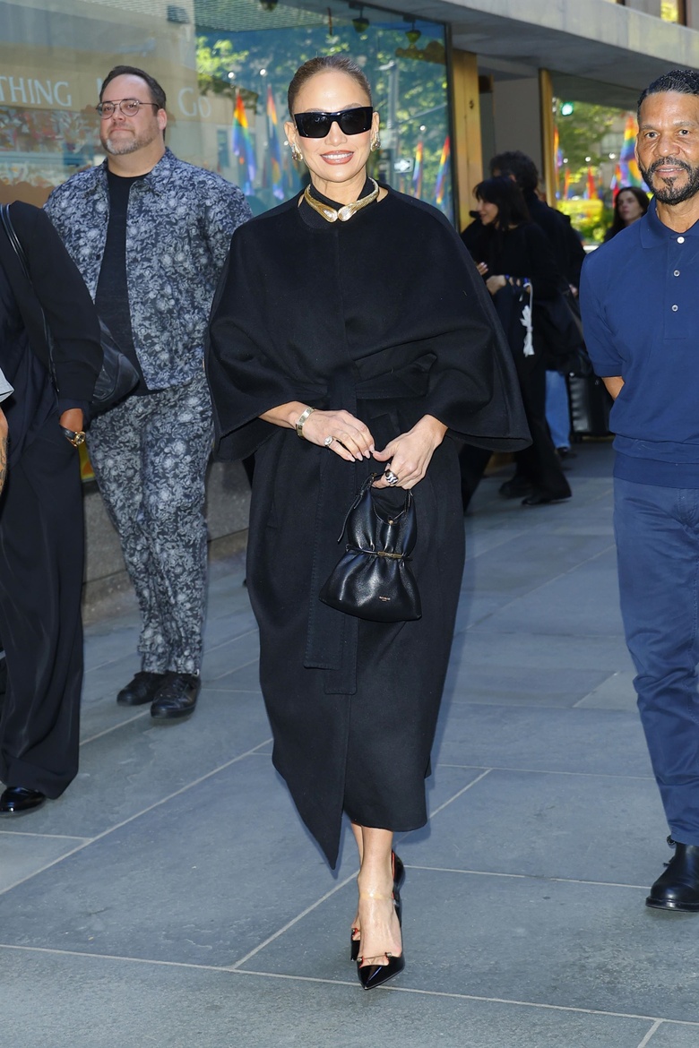 JLo's Stunning Fashion Moments: A Glamorous Photo Gallery
