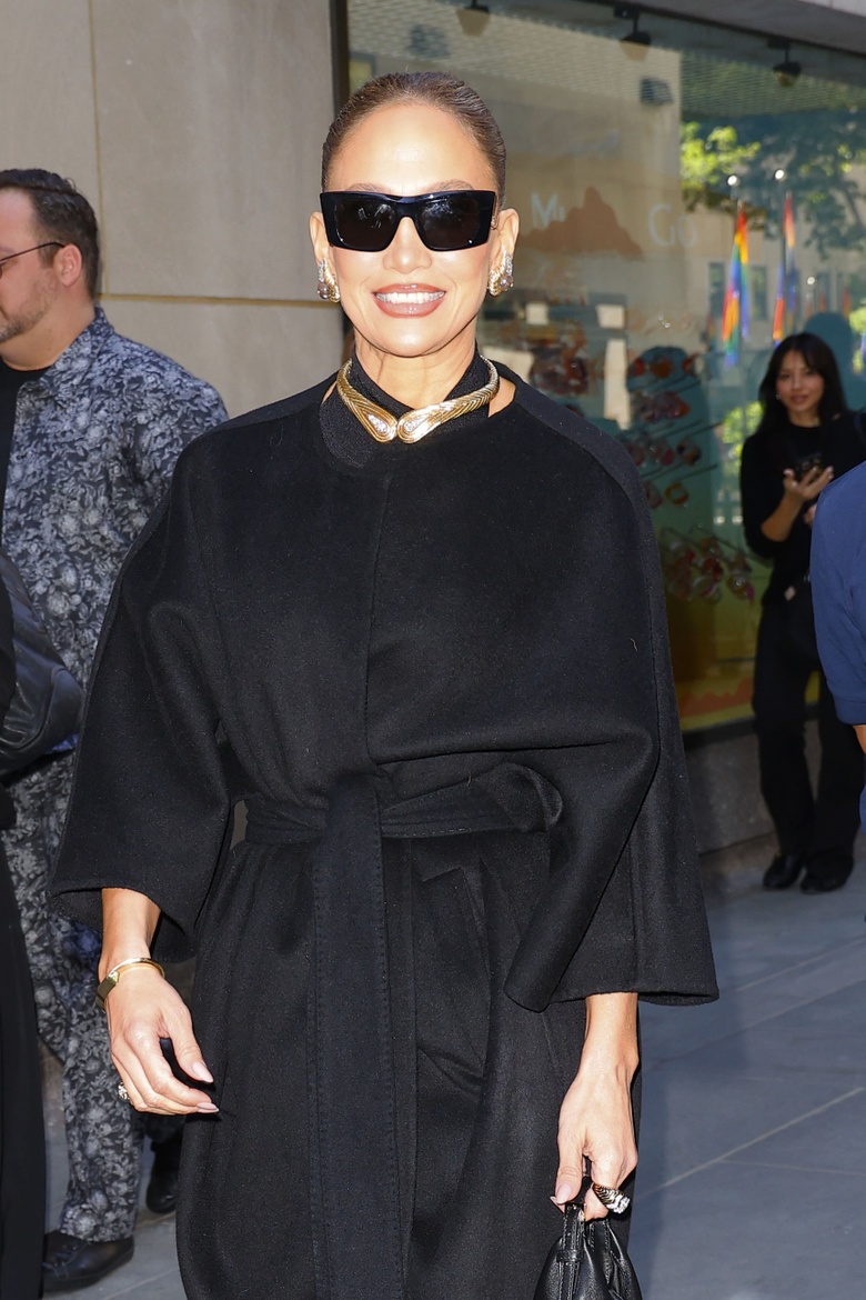 JLo's Stunning Fashion Moments: A Glamorous Photo Gallery