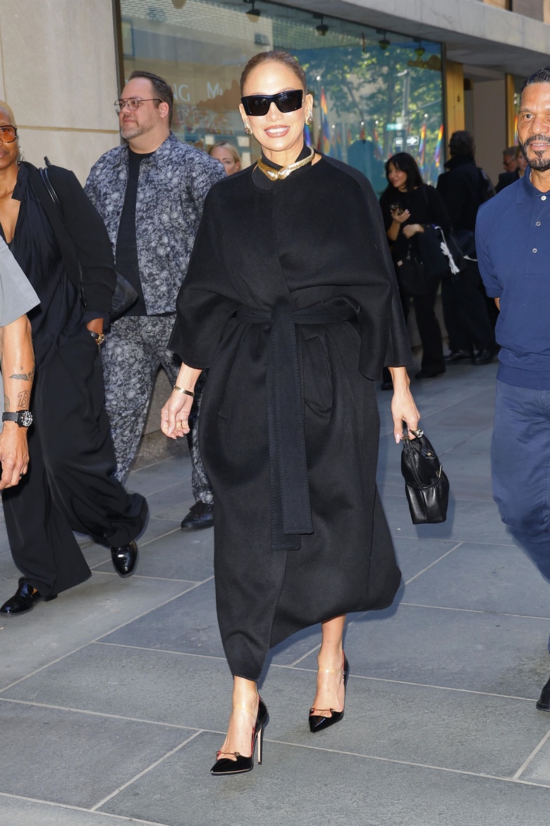 JLo's Stunning Fashion Moments: A Glamorous Photo Gallery