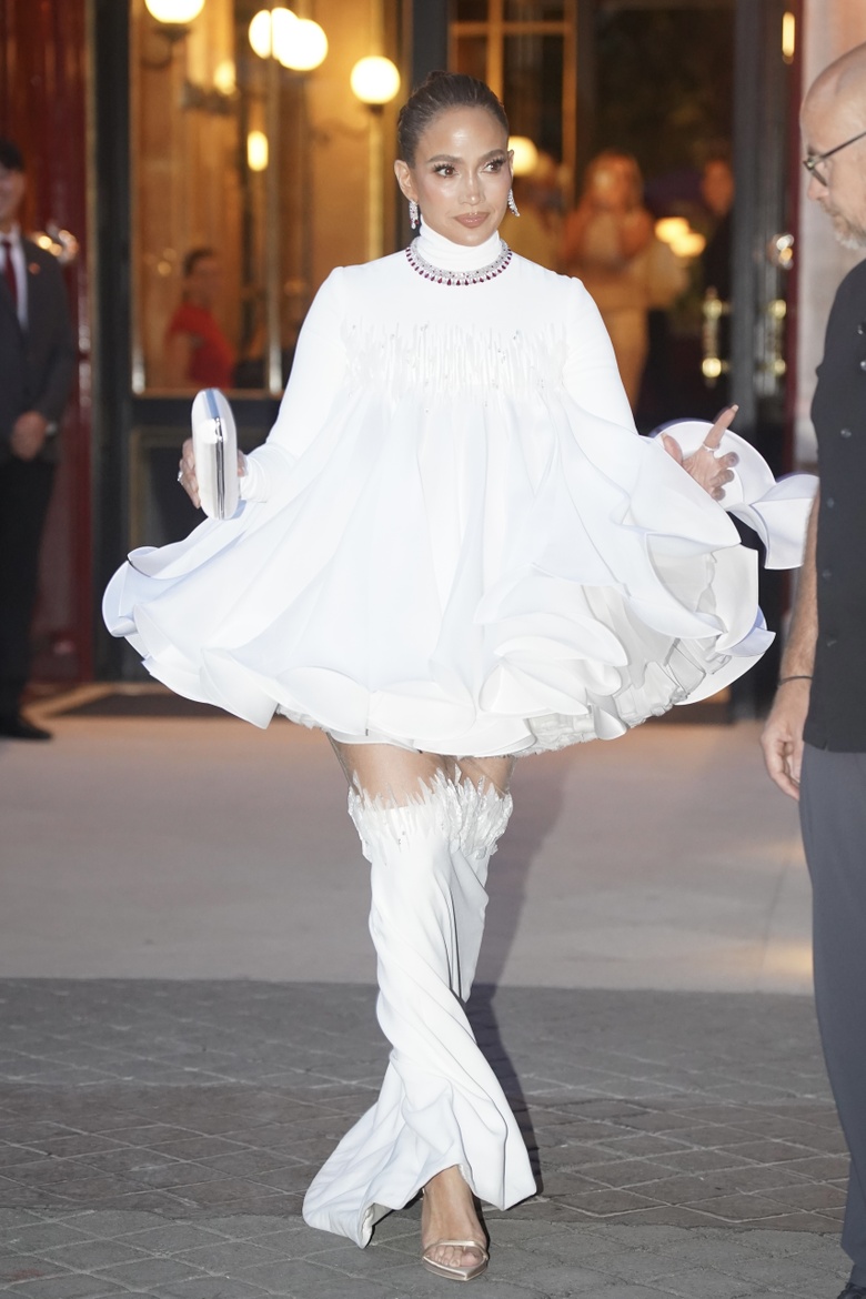 JLo Glows in Grand Settings: A Masterclass in Hollywood Elegance