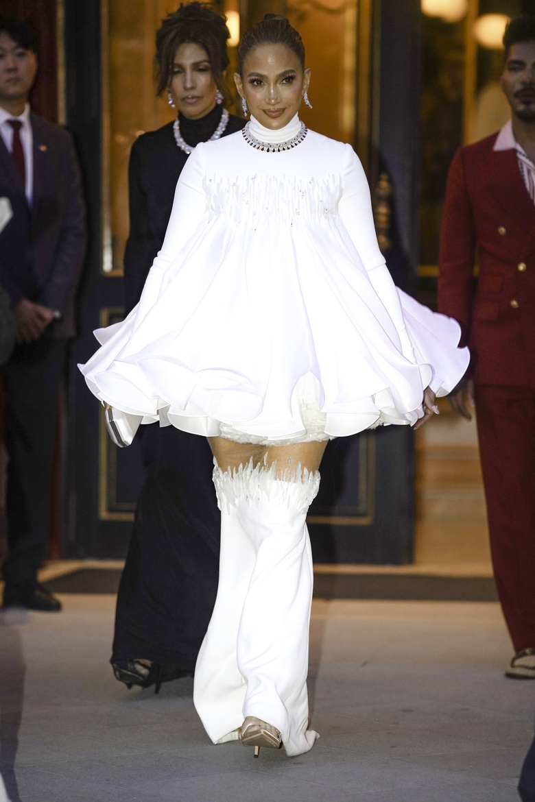 JLo Glows in Grand Settings: A Masterclass in Hollywood Elegance