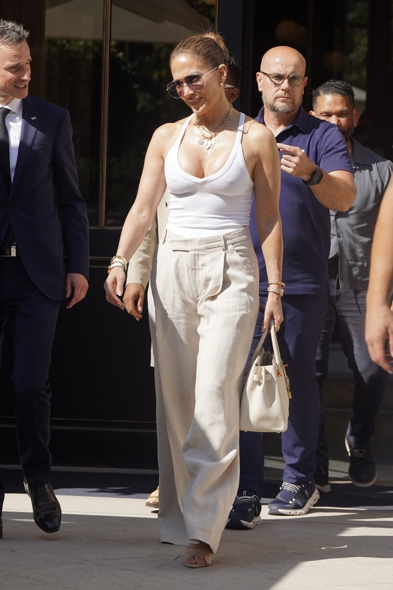 JLo’s Parisian Glamour Takes Center Stage: Effortless Chic in the French Capital