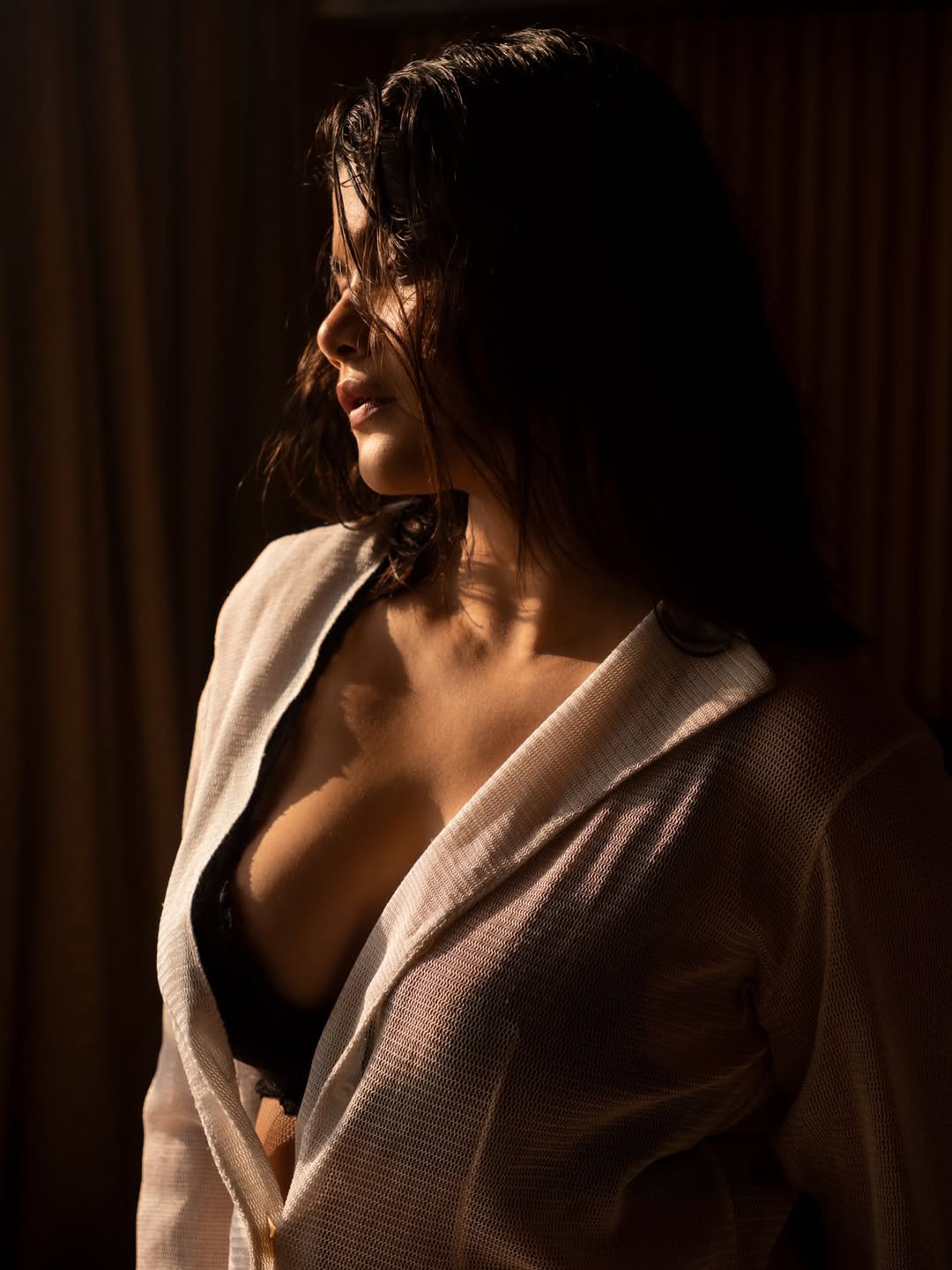 Jina Tarafder's Minimalist Blazer Redefines Bollywood Glamour