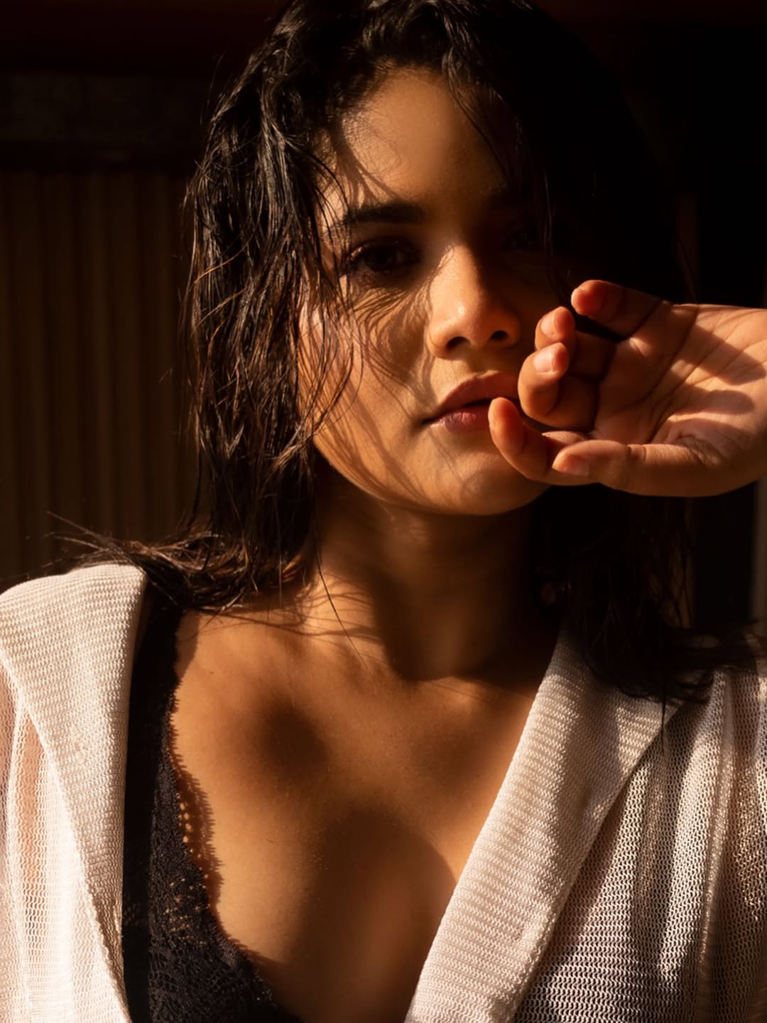 Jina Tarafder's Minimalist Blazer Redefines Bollywood Glamour