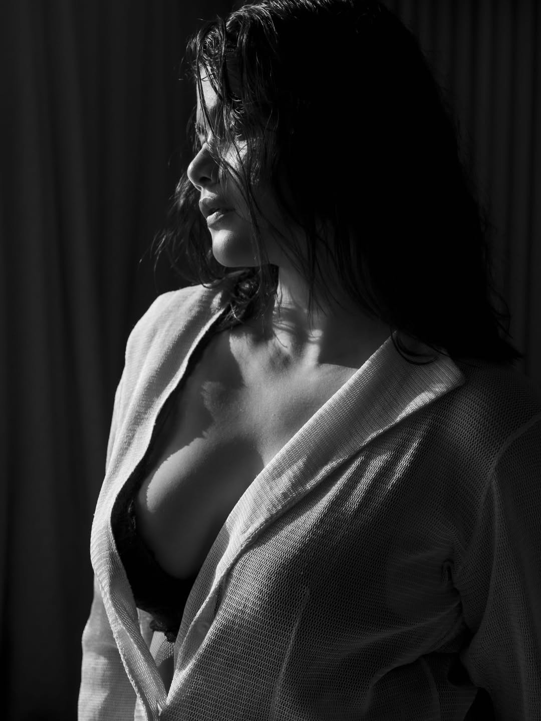 Jina Tarafder's Minimalist Blazer Redefines Bollywood Glamour
